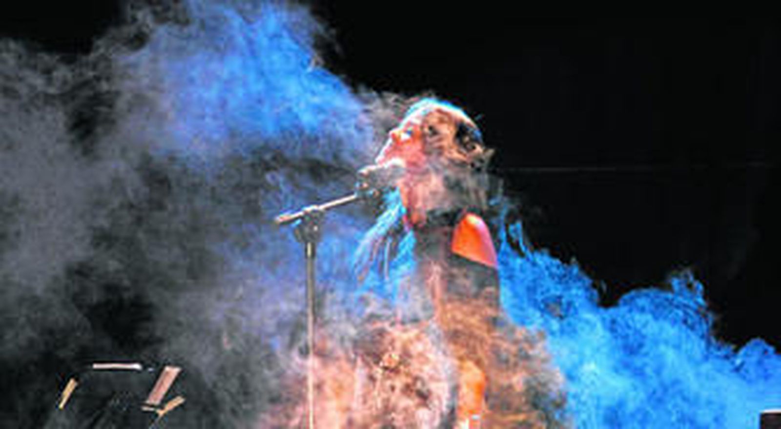 La artista Vanesa Martín ayer en el parque María Cristina entre el humo que discurría por el escenario.