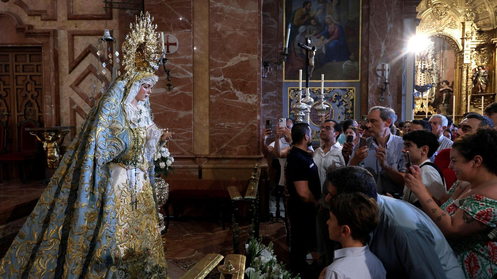 La Macarena en el altar recibió la veneración de cientos de devotos. La Macarena en el altar recibió la veneración de cientos de devotos.