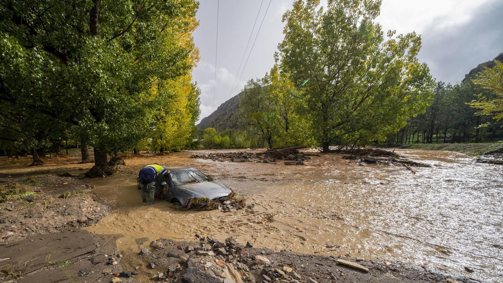 Desbordamientos de barrancos en Valderrobres (Teruel) y el agua entra en varias casas