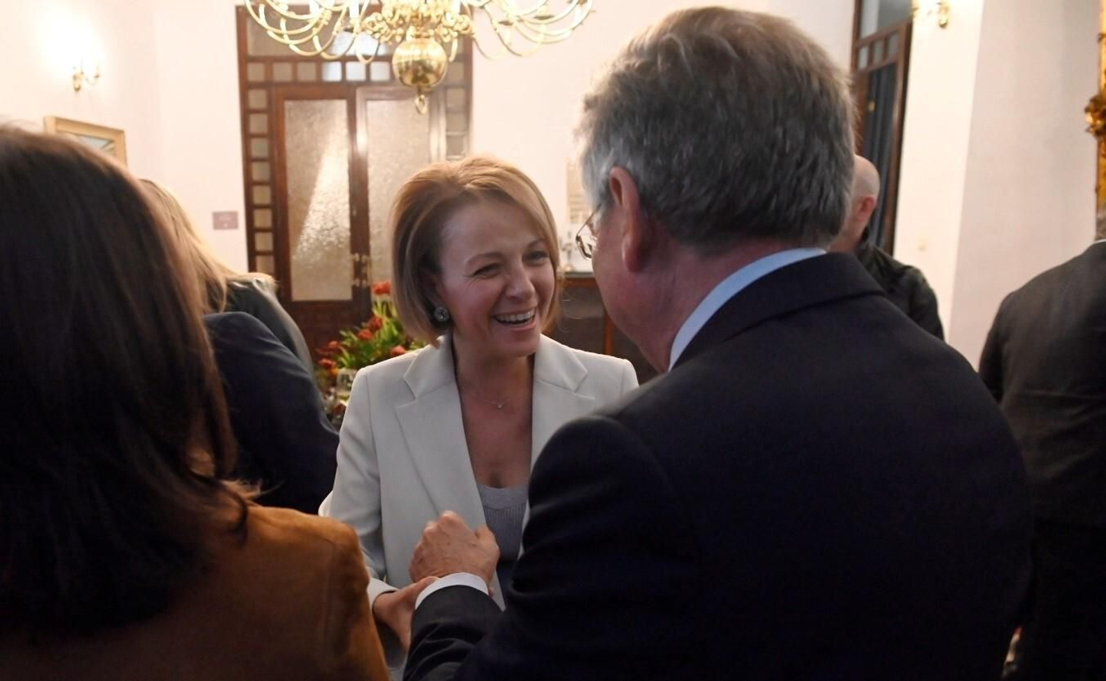 La despedida a la actual gerente del SAS, Valle García, como directora del Hospital Reina Sofía, en imágenes