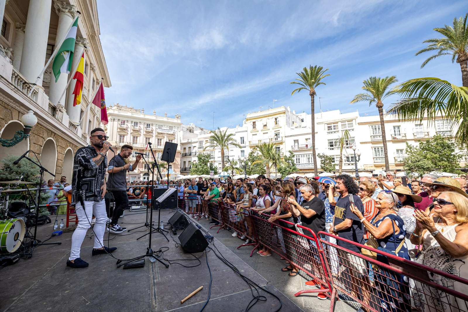 Búscate en SailGP Cádiz: La ciudad disfruta del ambiente del domingo con las actividades, las carreras y los bares