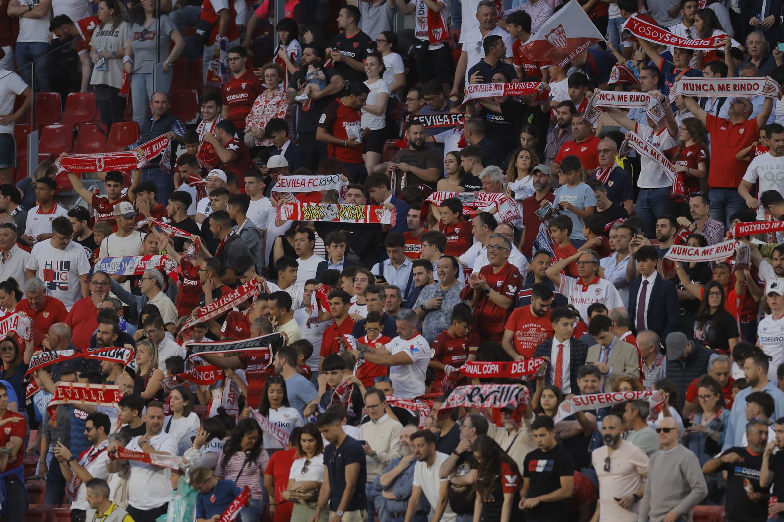 Búscate en las fotos del Sevilla -Villarreal