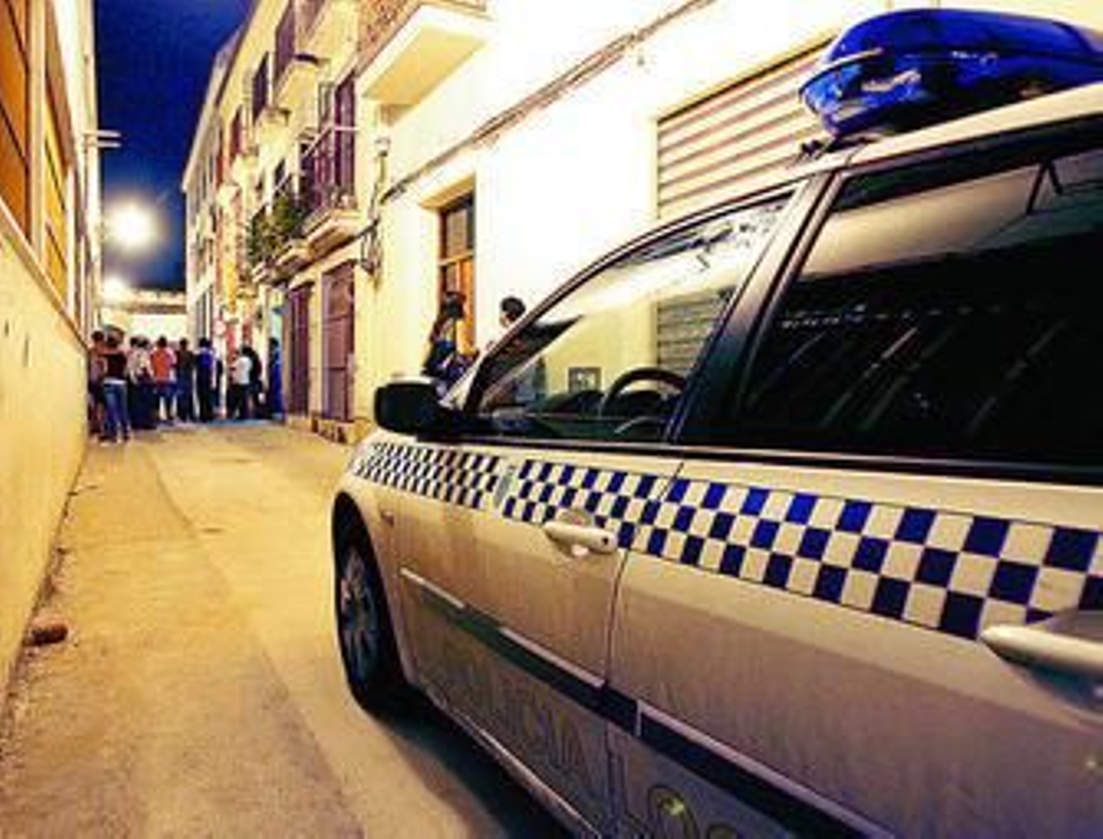 Familiares y amigos se agolpan en las inmediaciones de la calle Ídolos, en el pasado agosto de 2007.