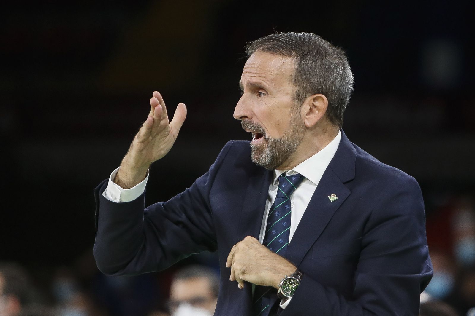 Joan Plaza da instrucciones a sus jugadores durante un partido.