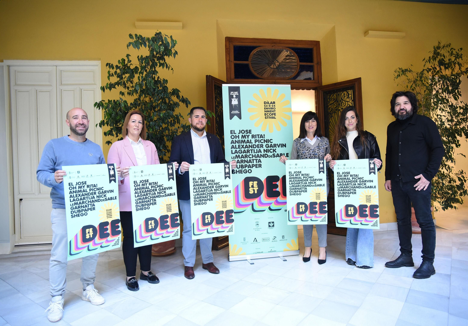 Diputada de Cultura, Pilar Caracuel, y el alcalde de Dílar, José Ramón Jiménez, a los lados del cartel del DeeFestival_1