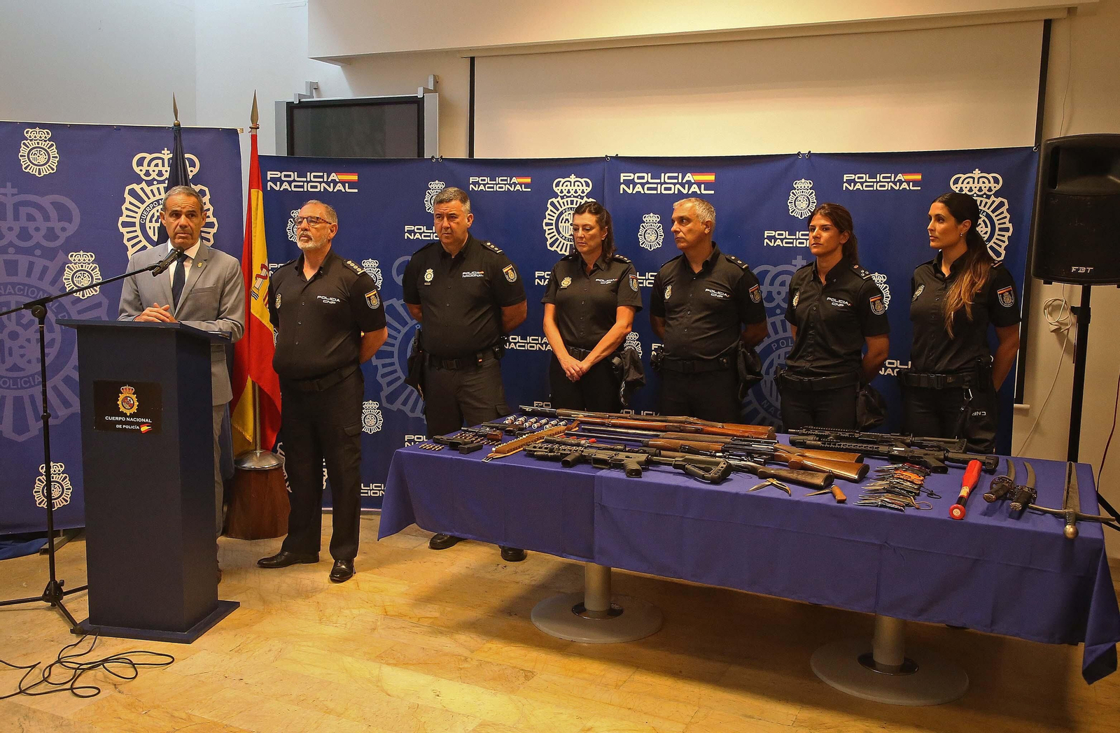 Fotos de las armas intervenidas por la Policía Nacional tras los tiroteos en La Bajadilla