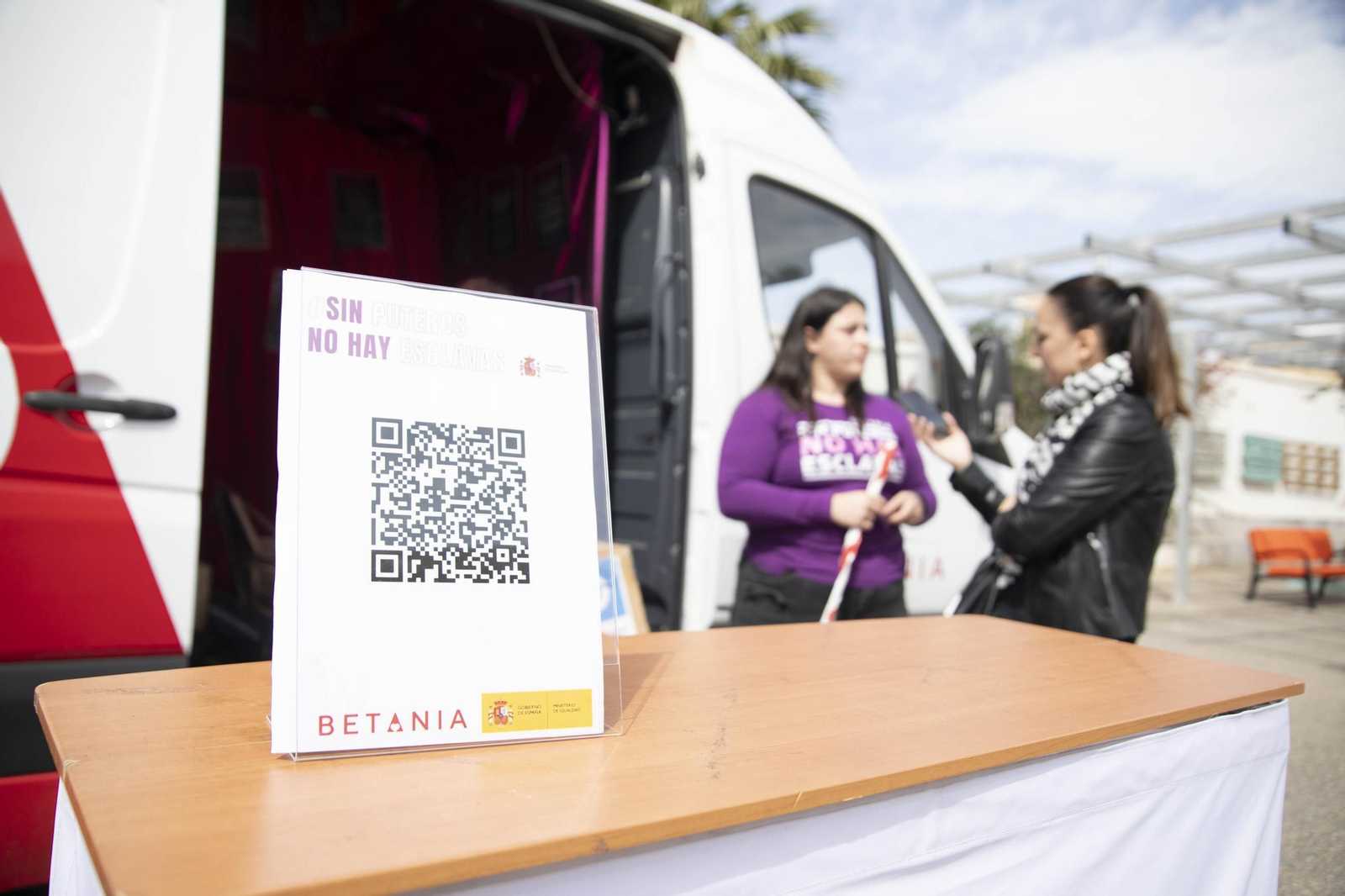 Sensibilización sobre la trata de mujeres en el IES Maestro Padilla de Almería, en imágenes