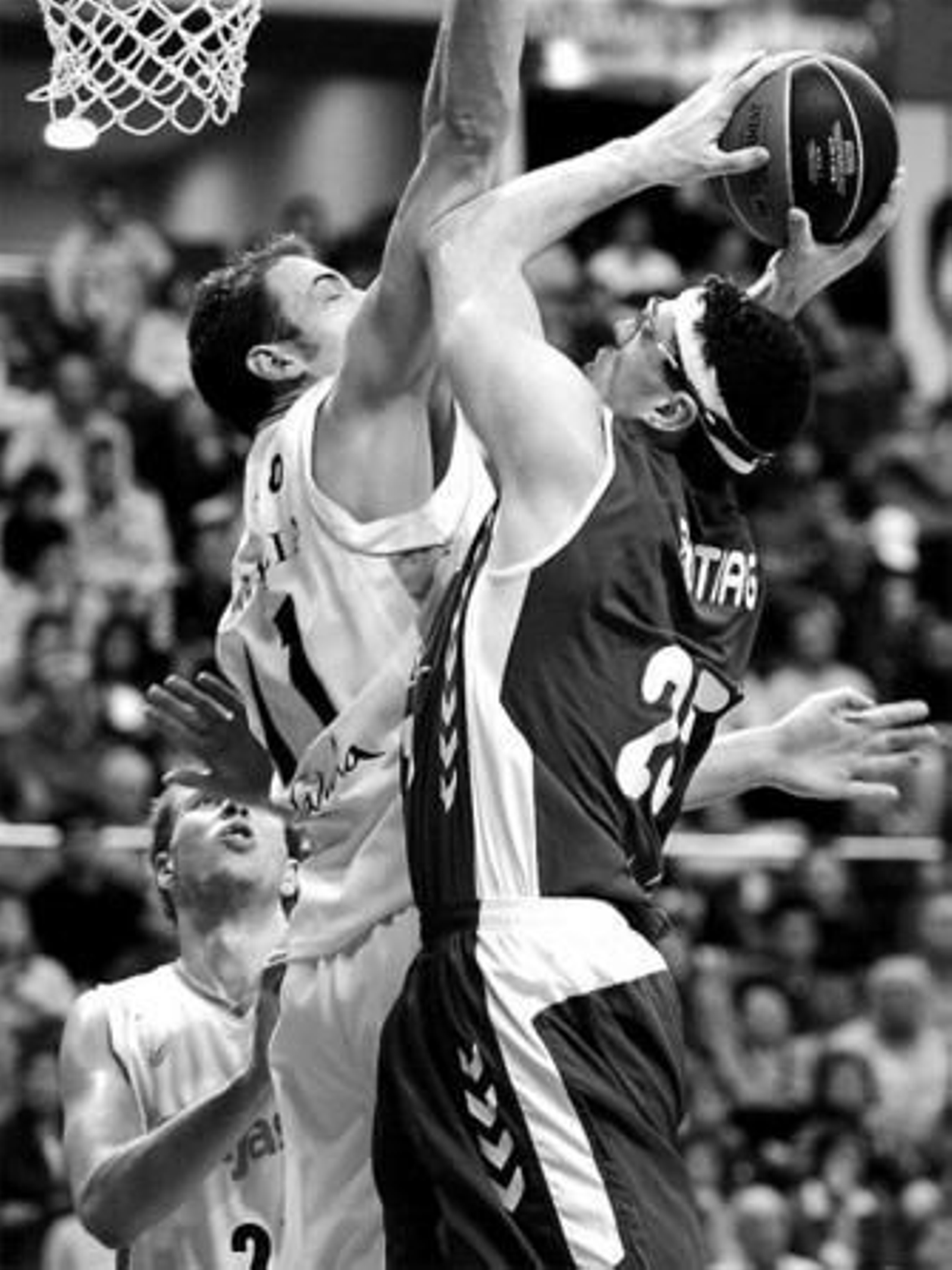 Daniel Santiago, en el último partido ante el Cajasol, defendido por Antonio Bueno. Daniel Santiago, en el último partido ante el Cajasol, defendido por Antonio Bueno.