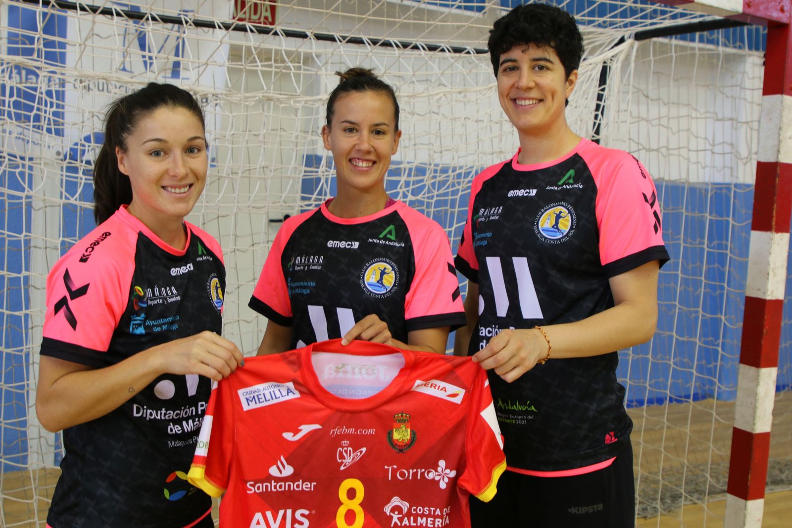 Sole López, Silvia Arderius y Merche Castellanos posan con la camiseta de España.