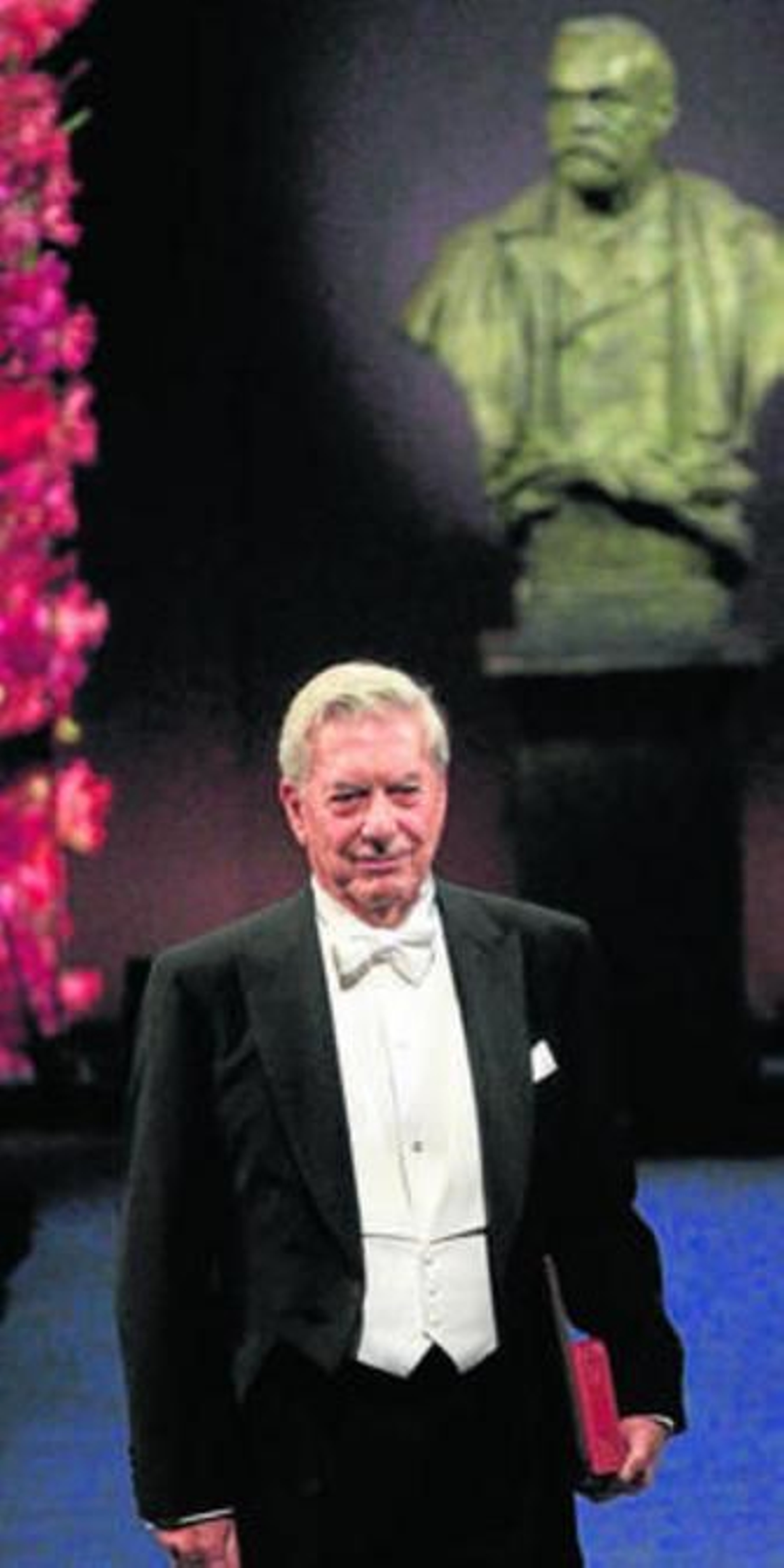 Mario Vargas Llosa, ayer, tras recibir el Nobel de Literatura.