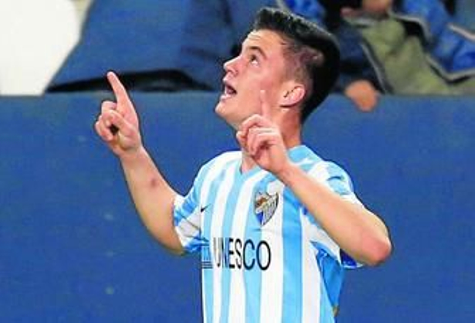 Juanpi señala al cielo en la dedicatoria de su gol.