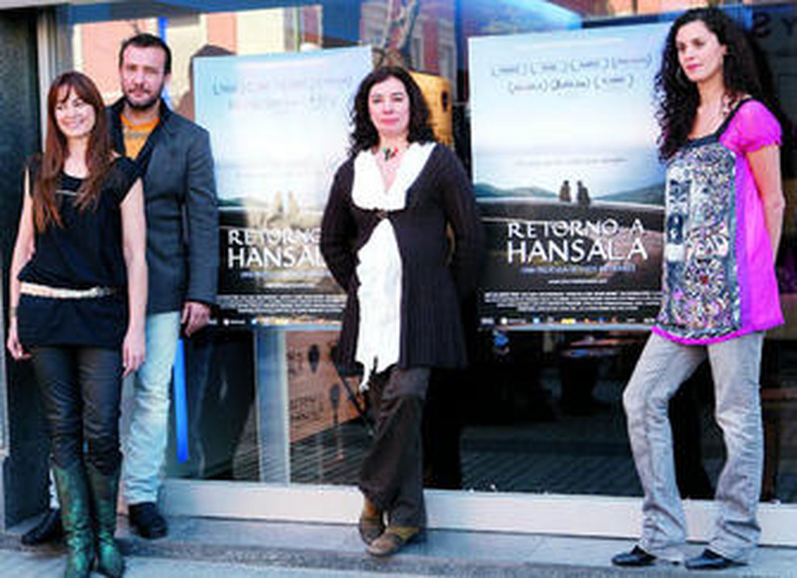 Cuca Escribano, José Luis García Pérez y Farah Hamed rodean a la cineasta granadina Chus Gutiérrez en la presentación, ayer, en Madrid, de su película 'Retorno a Hansala'.