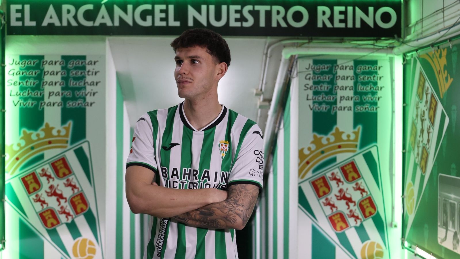 Trilli posa con la camiseta del Córdoba CF en El Arcángel.