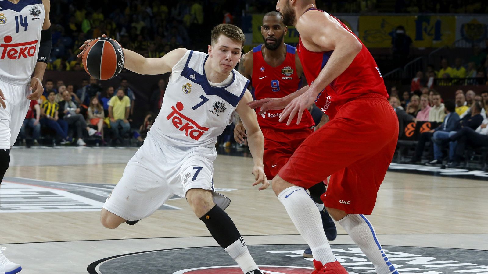 Augustine, en la Final Four con el CSKA, frente a Luka Doncic.