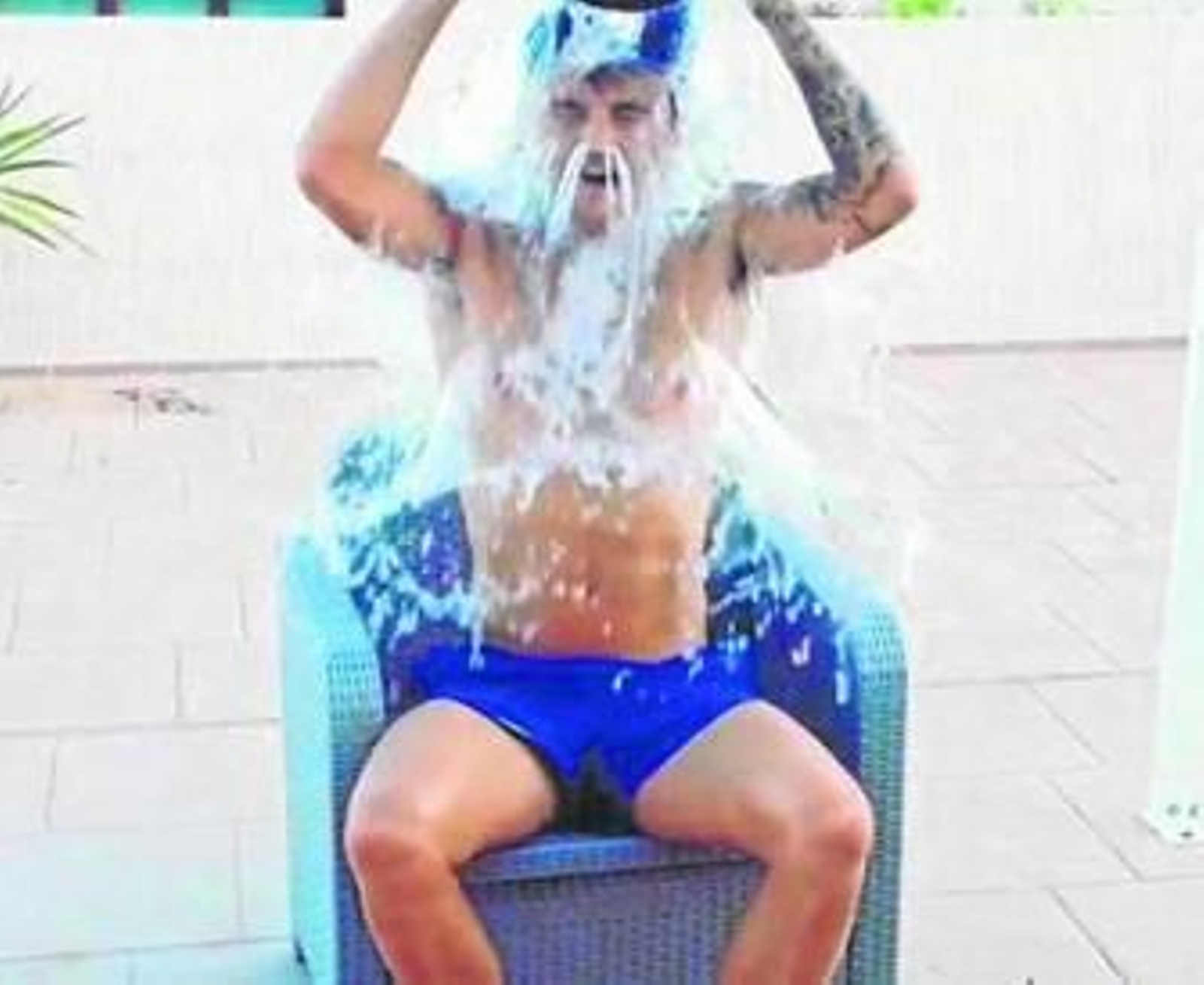 Luis Alberto se tira el cubo de agua.