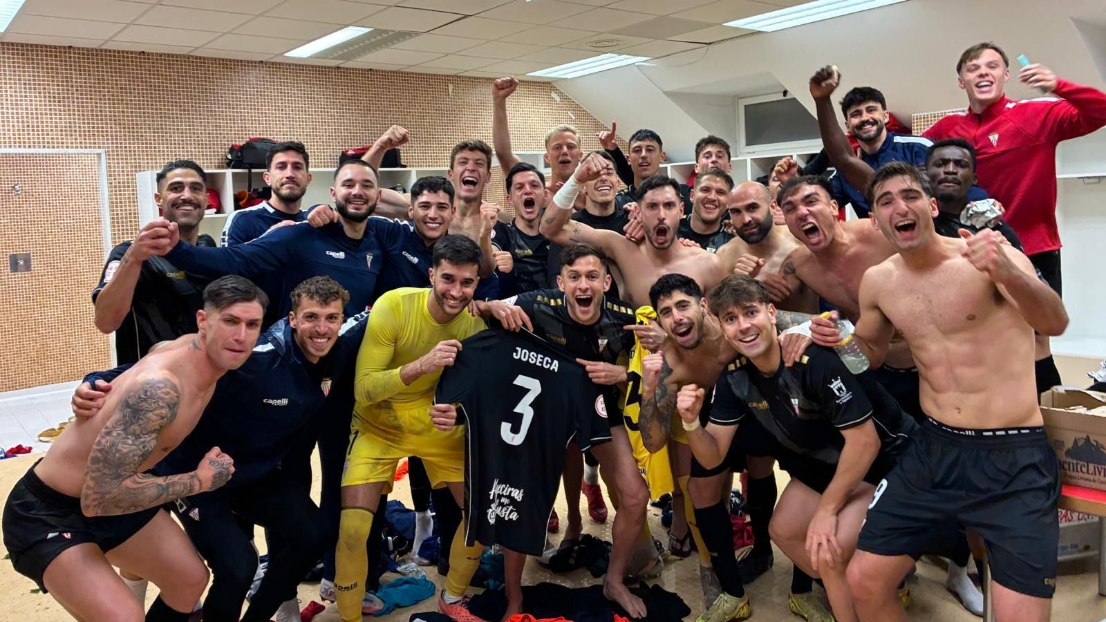 El Algeciras celebra en el vestuario del Enrique Roca de Murcia.