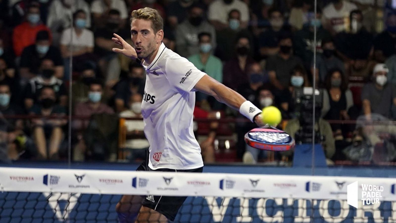 Álex Ruiz, en un golpe de revés.