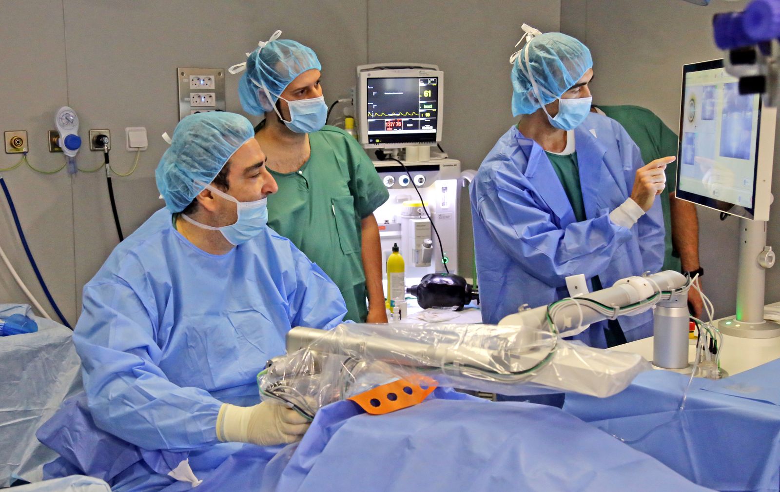 Dr. Ruiz Mesa en quirófano.