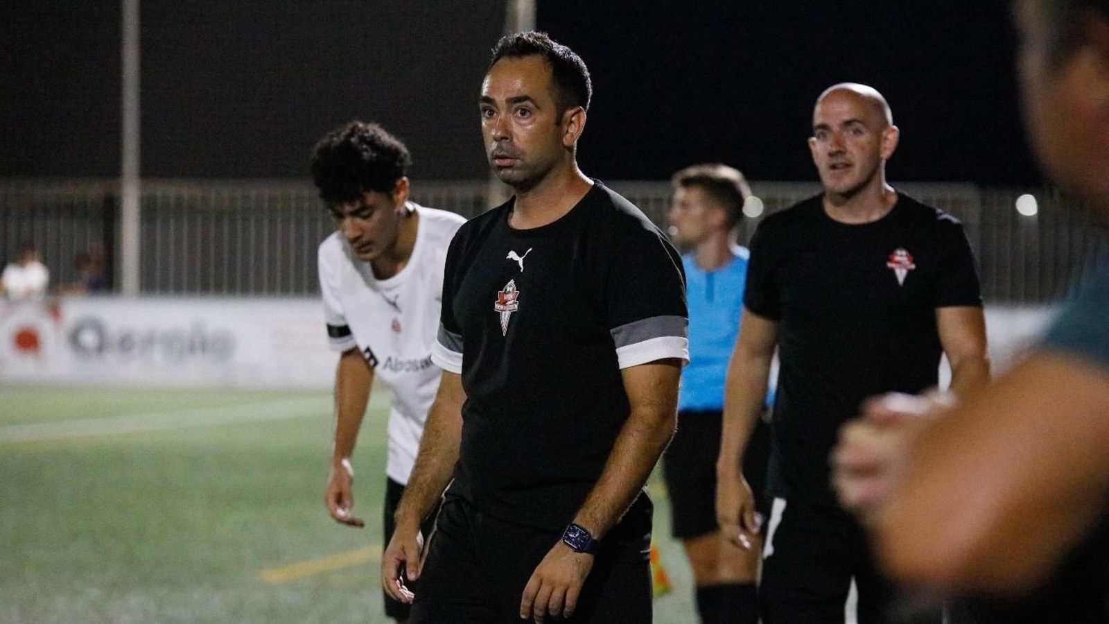El técnico malgueño sigue a los suyos de cerca en el duelo contra el Villarreal.