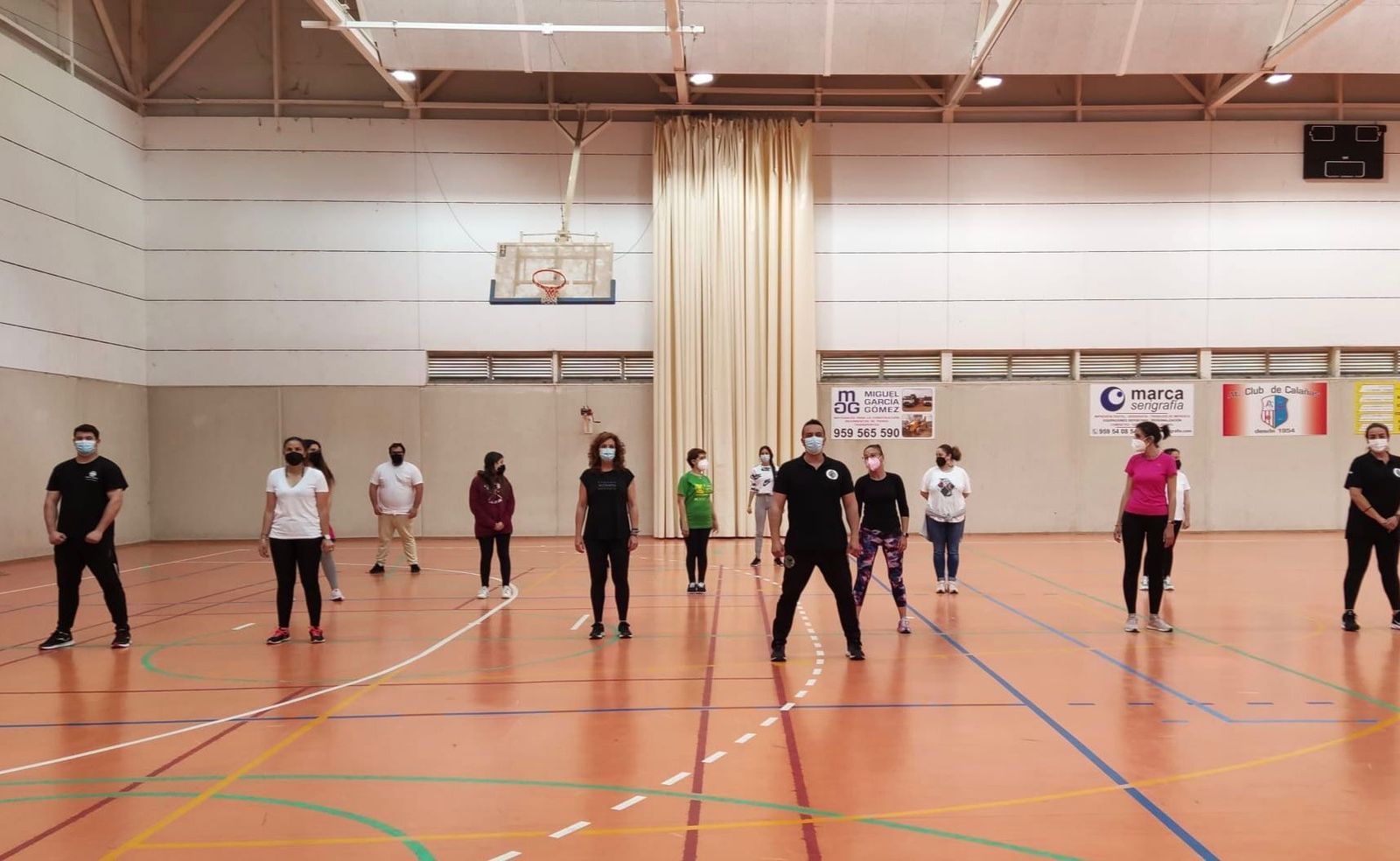 Los participantes en la actividad de defensa personal, en el pabellón deportivo de Calañas.