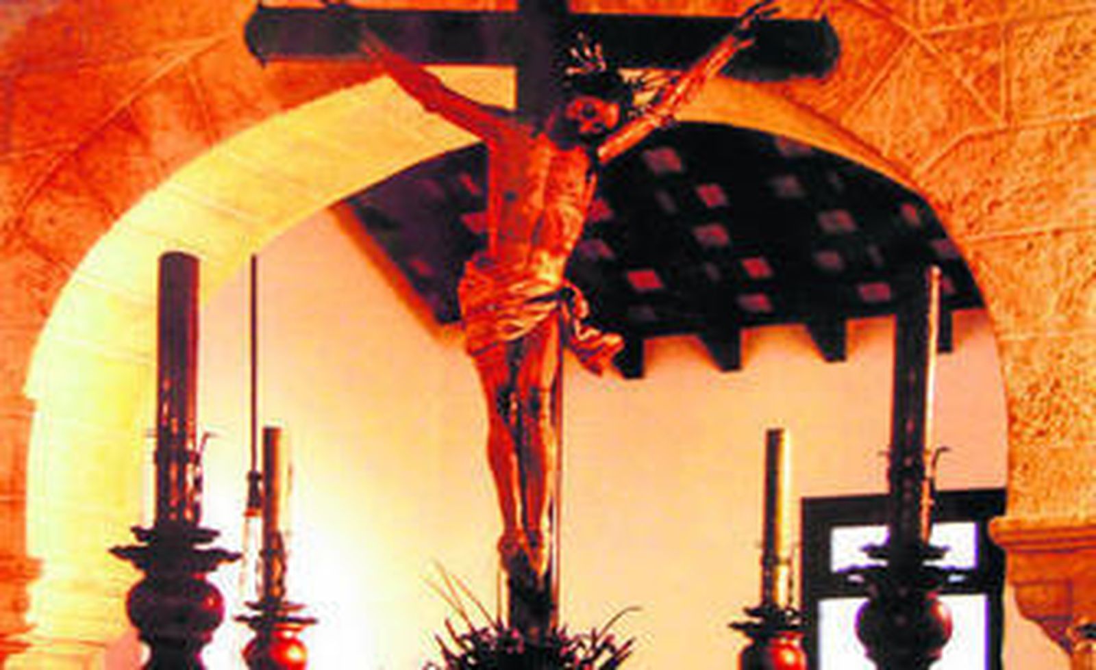 El paso del Cristo de la Oliva preparado para salir desde la iglesia de San Miguel de Vejer.
