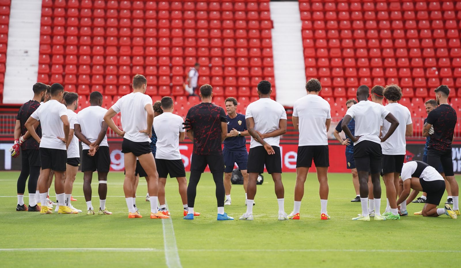 La plantilla rojiblanca, aún sin Melero, Vinicius y Touré, escuchan a Rubi en el entrenamiento de hoy
