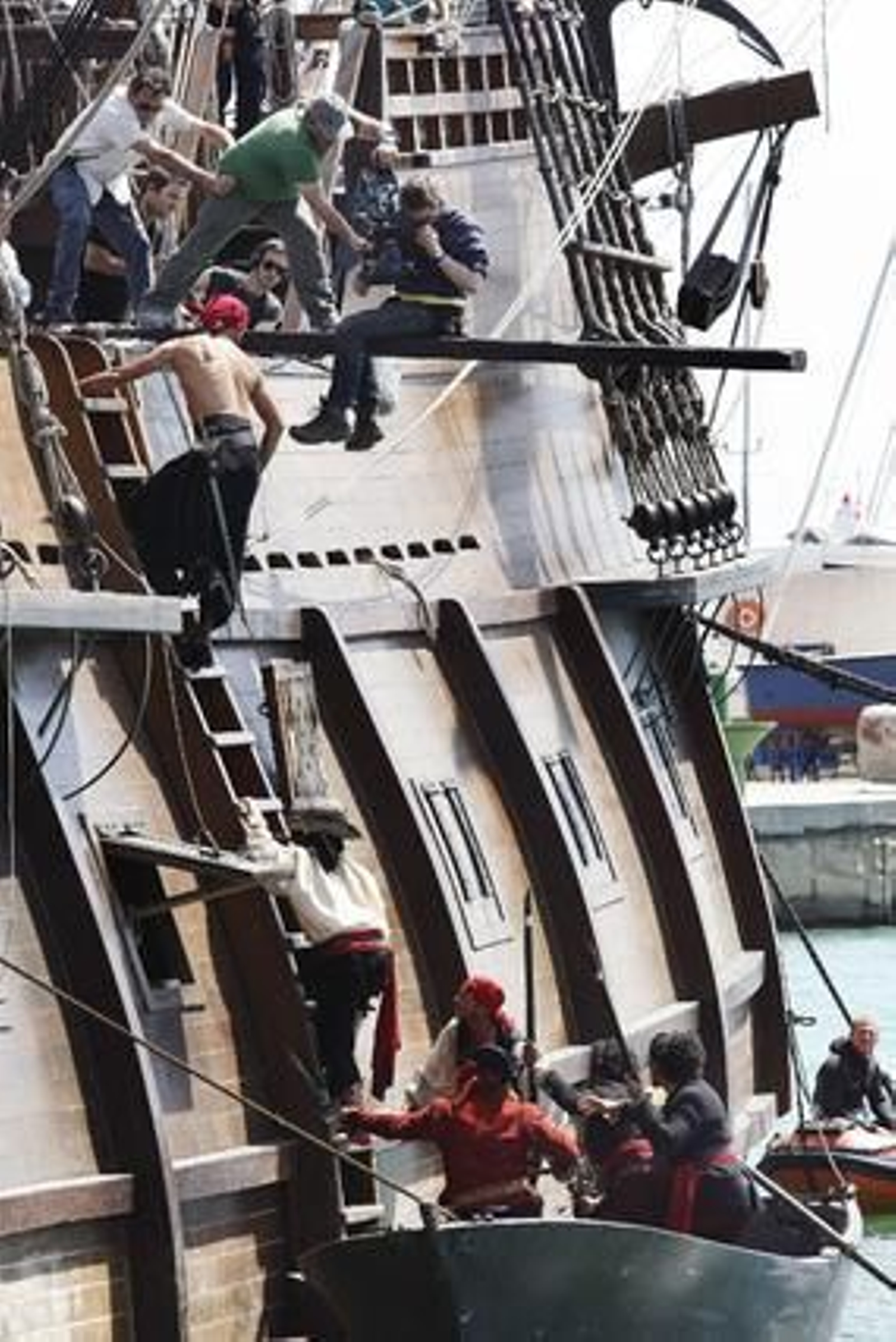 El rodaje del anuncio que el oscarizado Tom Hooper prepara para la marca de ron Capitán Morgan vuelve a Puerto Sherry. 

Foto: Fito Carreto