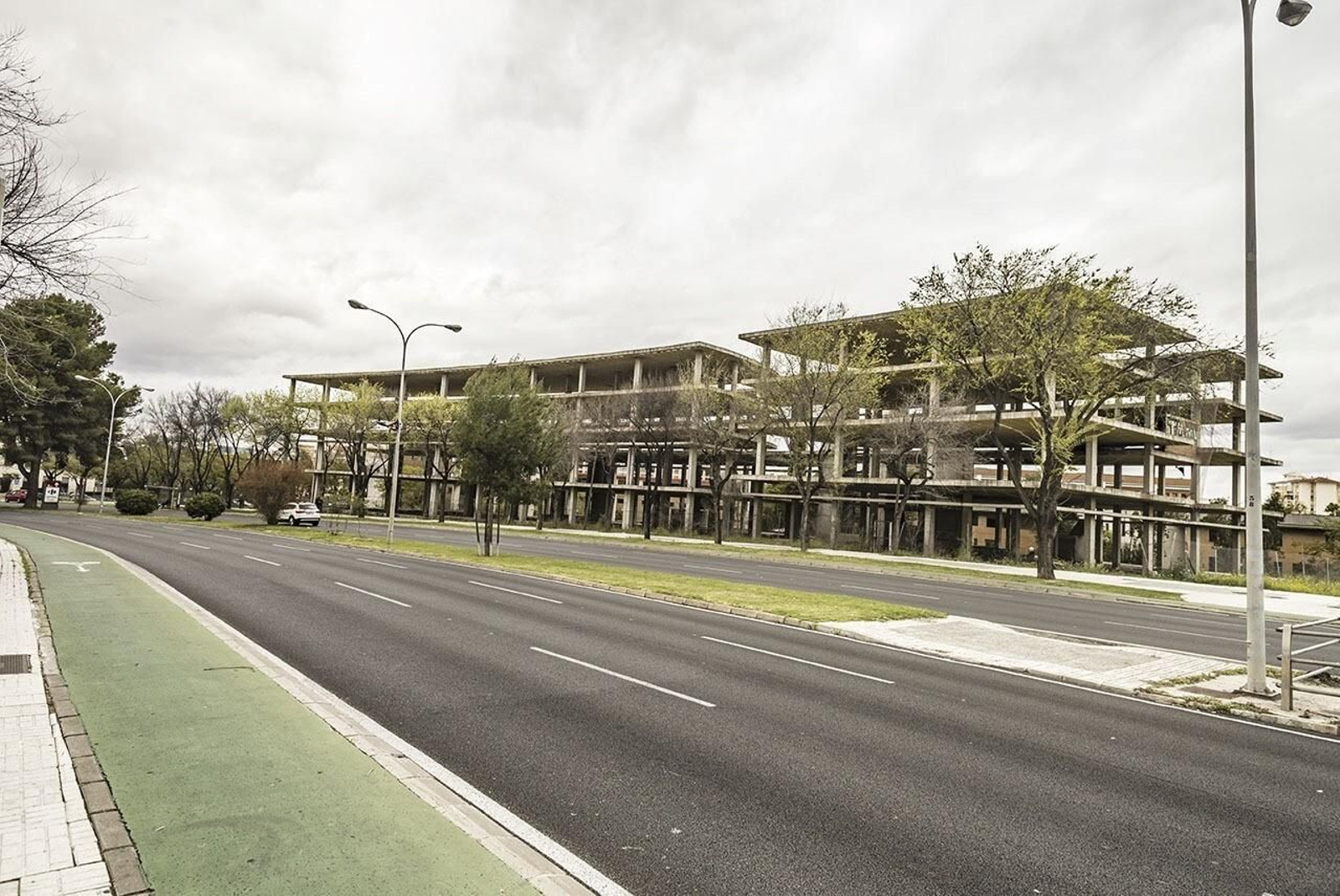 La Junta subasta por cuarta vez 'el esqueleto' de Sevilla Este frente al Palacio de Congresos