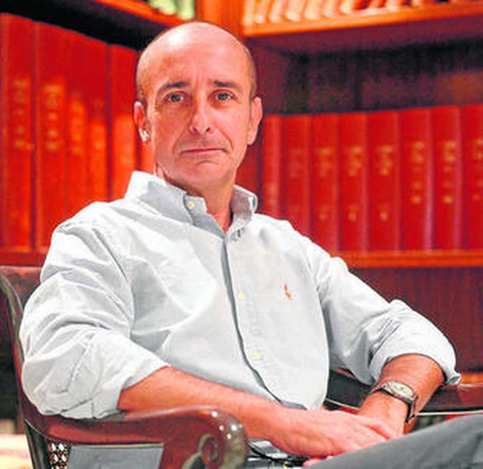 Rodrigo Sánchez Ger en la hemeroteca del Diario.