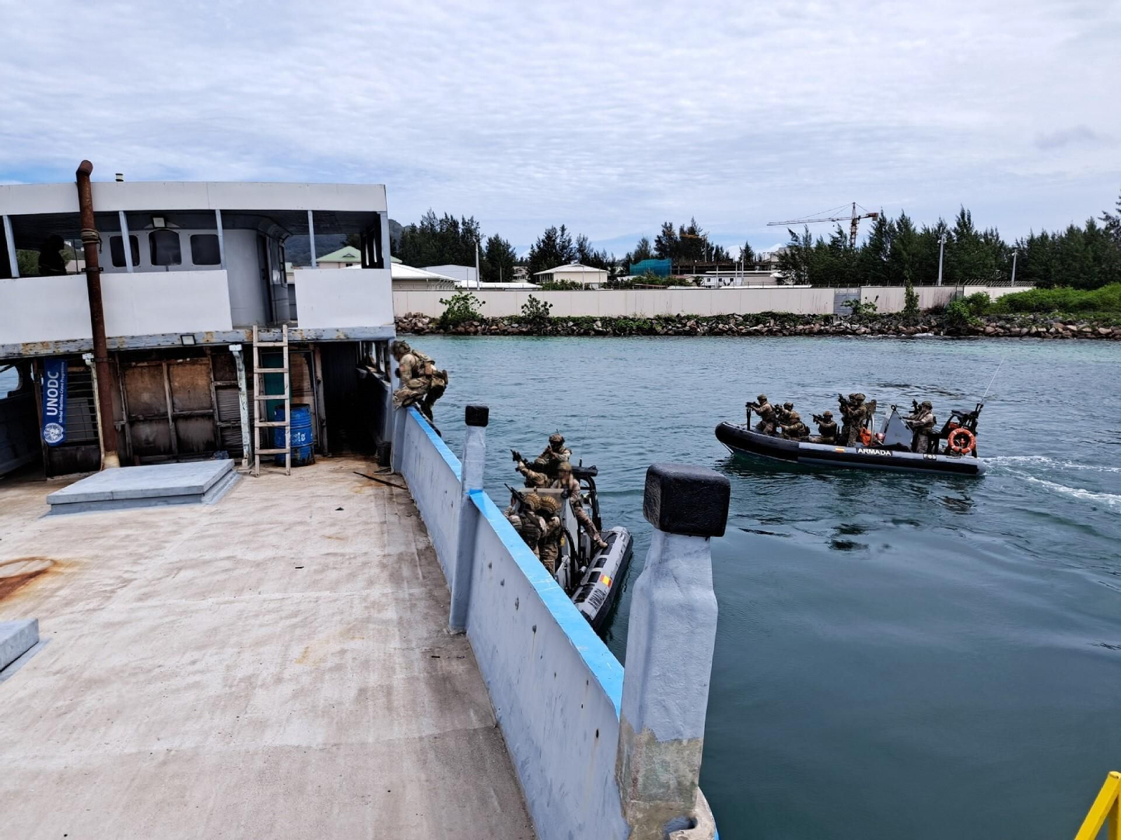 Un equipo de la Armada durante el abordaje de un buque en el ejercicio. Un equipo de la Armada durante el abordaje de un buque en el ejercicio.