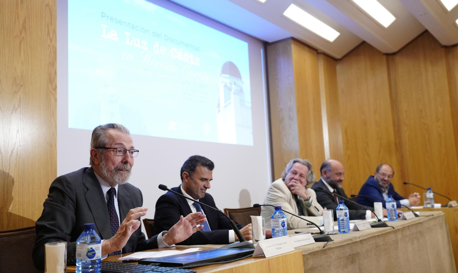 Hernán Cortés presenta su documental junto a Bruno García, José RamónEncinar, Juan José Ortiz y Fernando Santiago.