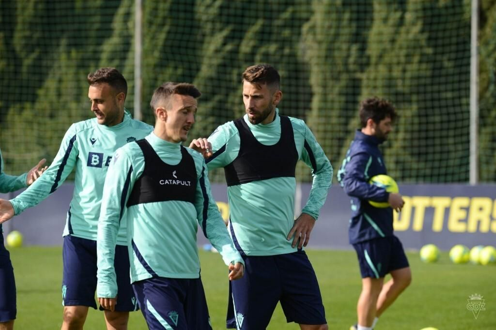 Salvi conversa con José Mari en mitad de un entrenamiento.