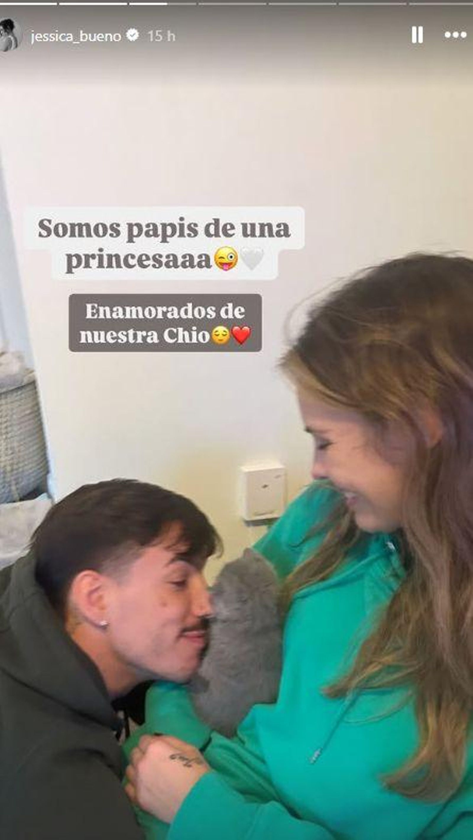 Jessica Bueno y Luitingo con su nueva mascota Jessica Bueno y Luitingo con su nueva mascota