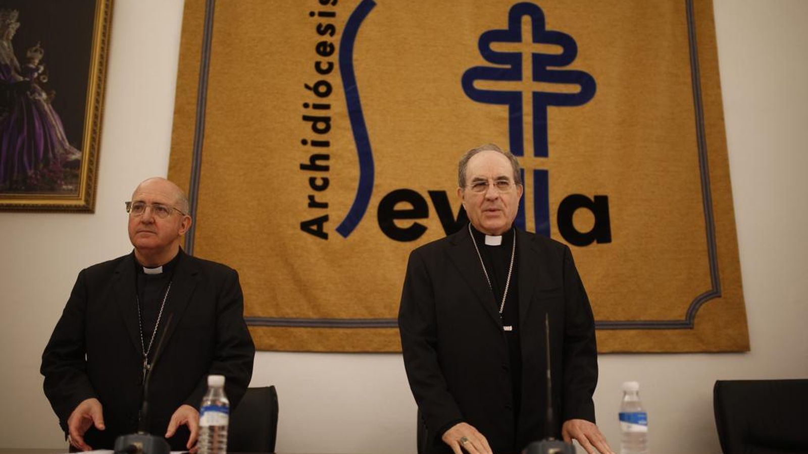 Monseñor Gómez Sierra y monseñor Asenjo durante la rueda de prensa.