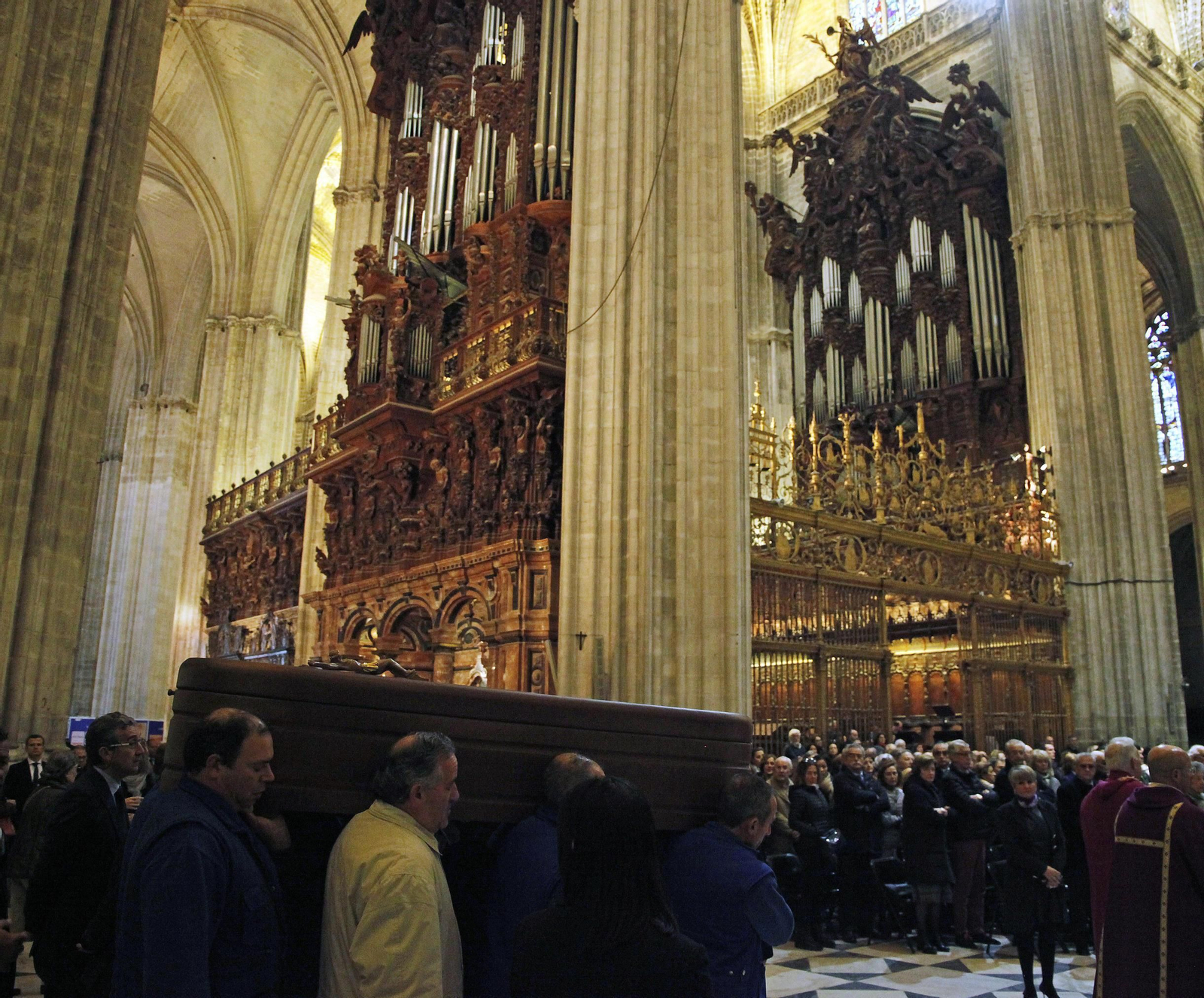 El féretro con los restos mortales del maestro Ayarra a su llegada a la Catedral.