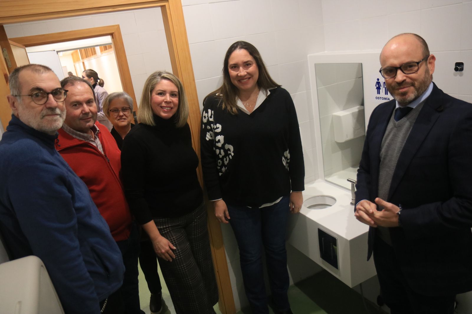 Foto de familia de la presentación del baño.