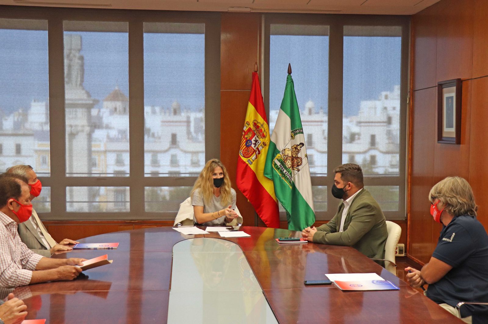 La delegada del Gobierno andaluz en Cádiz, Ana Mestre, reunida con representantes de Horeca.