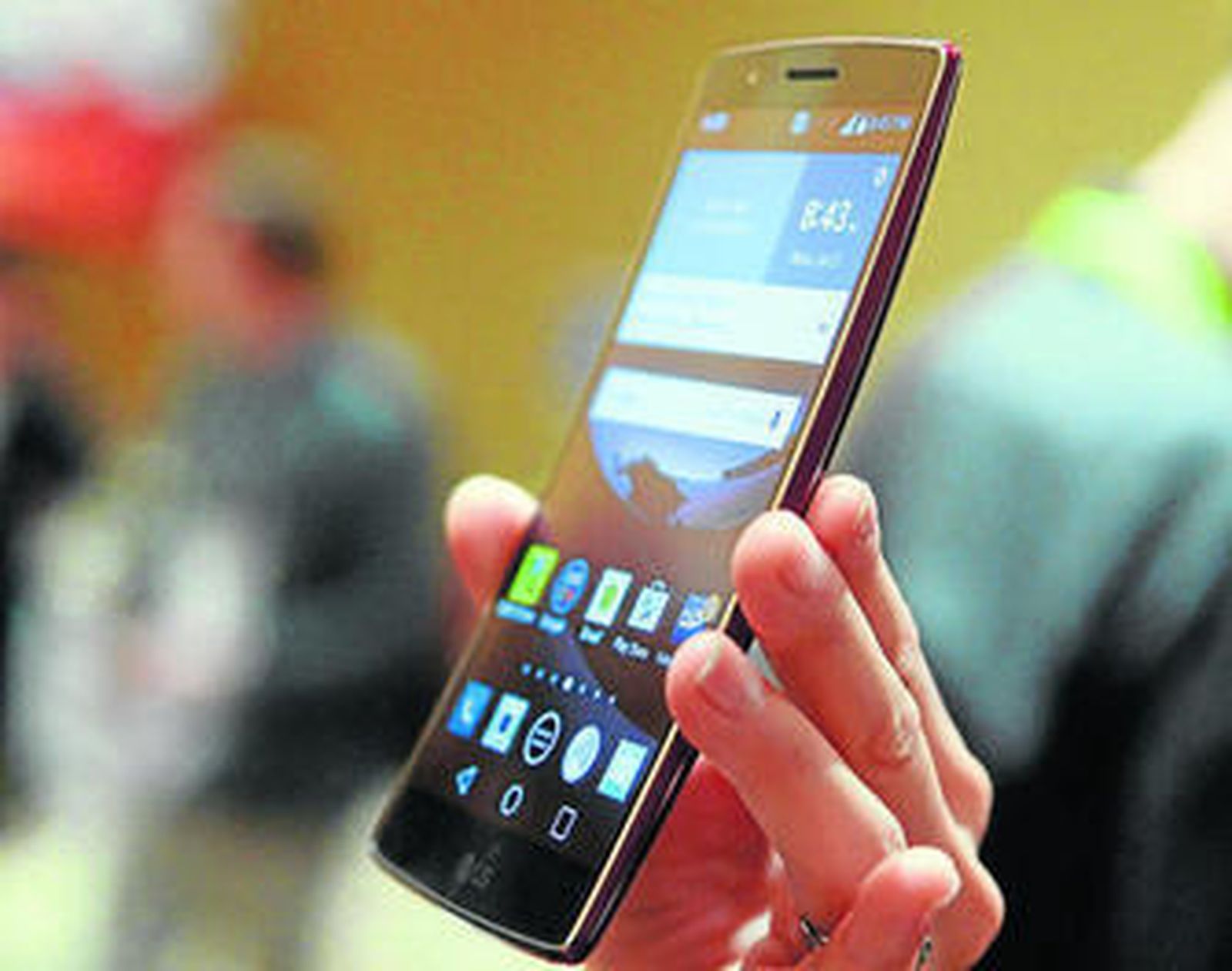 Un móvil de alta gama en un feria tecnológica.