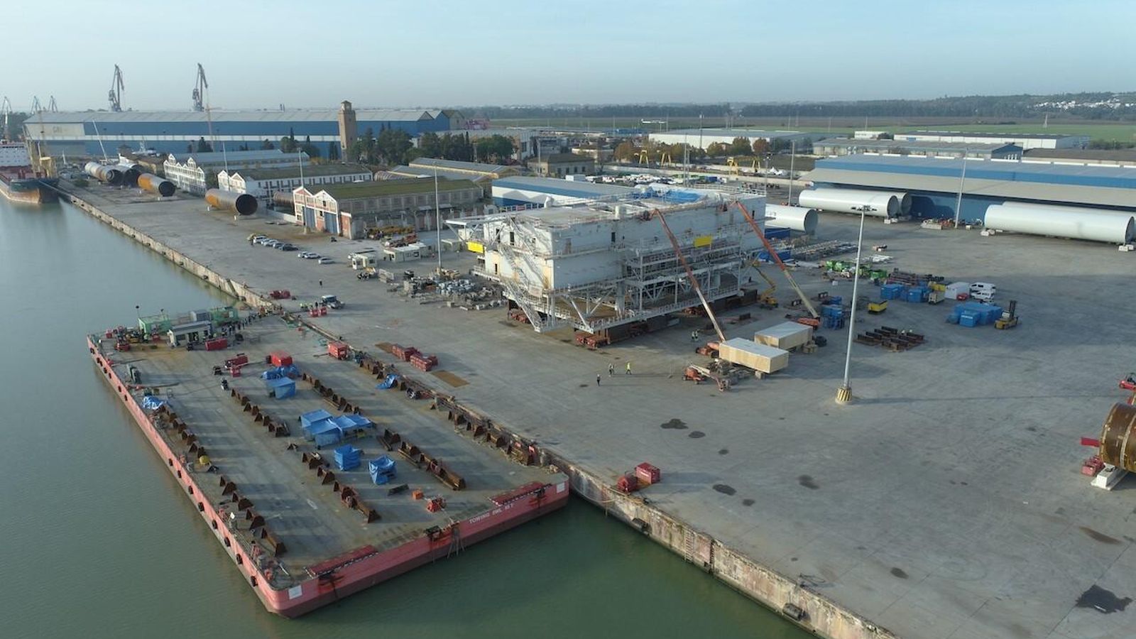 Megaestructura aún en el muelle de Astilleros de Sevilla.