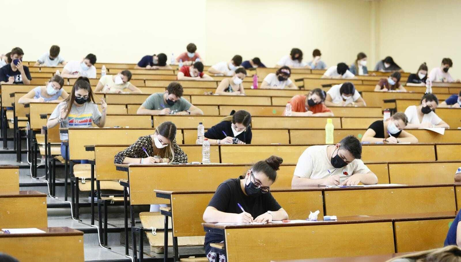 Estudiantes realizan una de las pruebas.