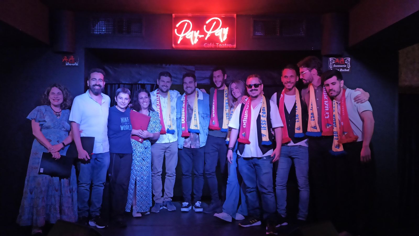 Semifinalistas del XV Concurso del Café Teatro Pay Pay, junto al jurado y a la gerente de la sala, Paloma García.