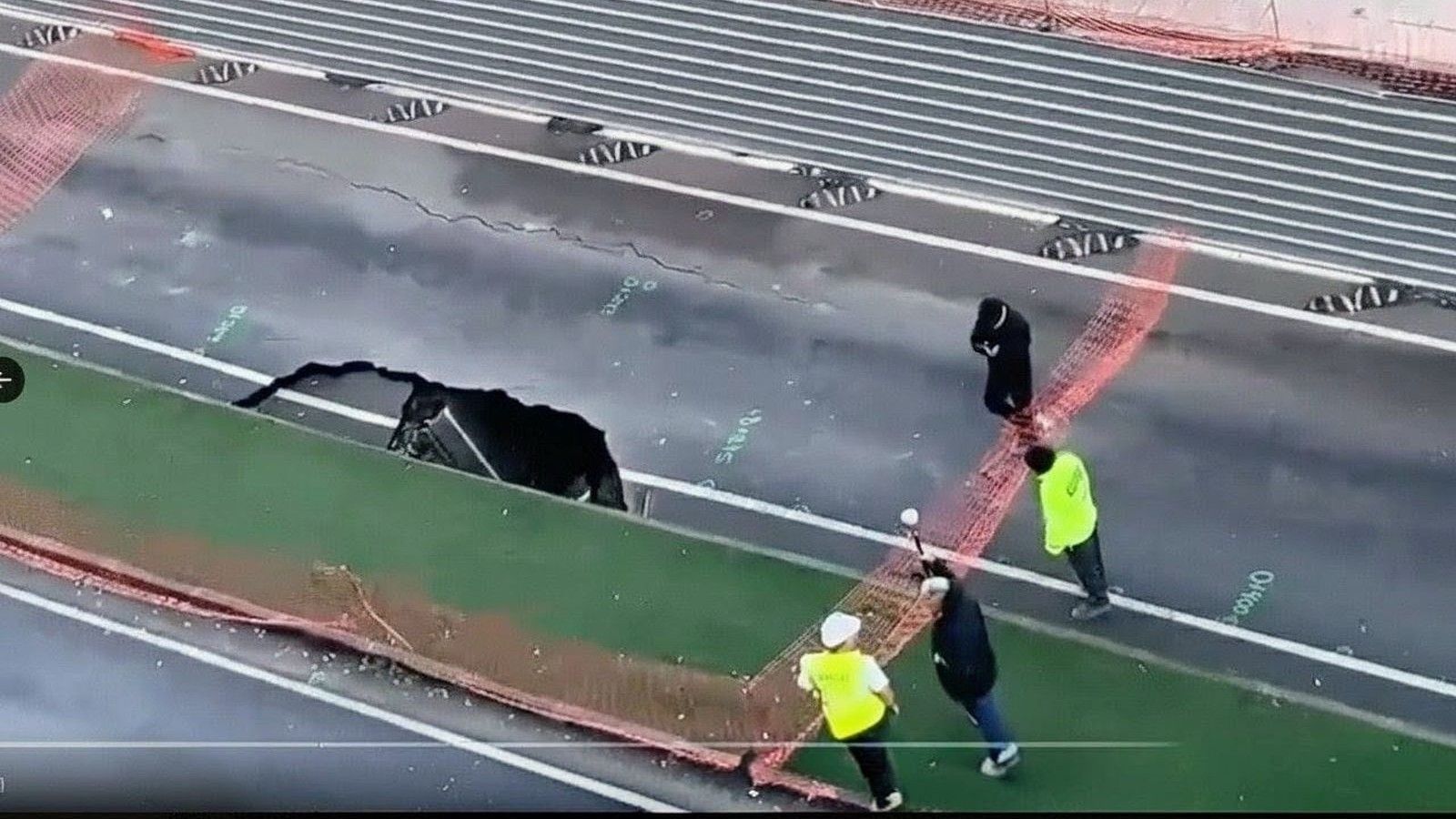 Socavón en la carretera Sierra Alhamilla, en una vía donde se aprecian más grietas en el entorno.
