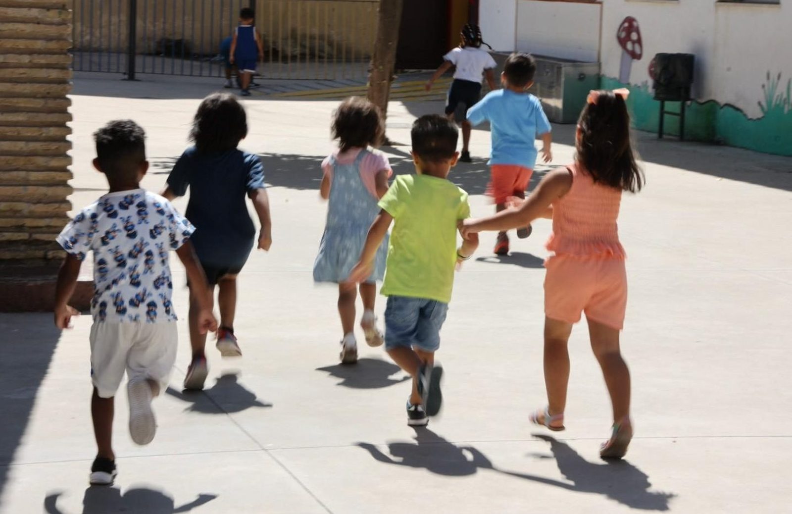 Los alumnos juegan en el recreo del SAFA Blanca Paloma.