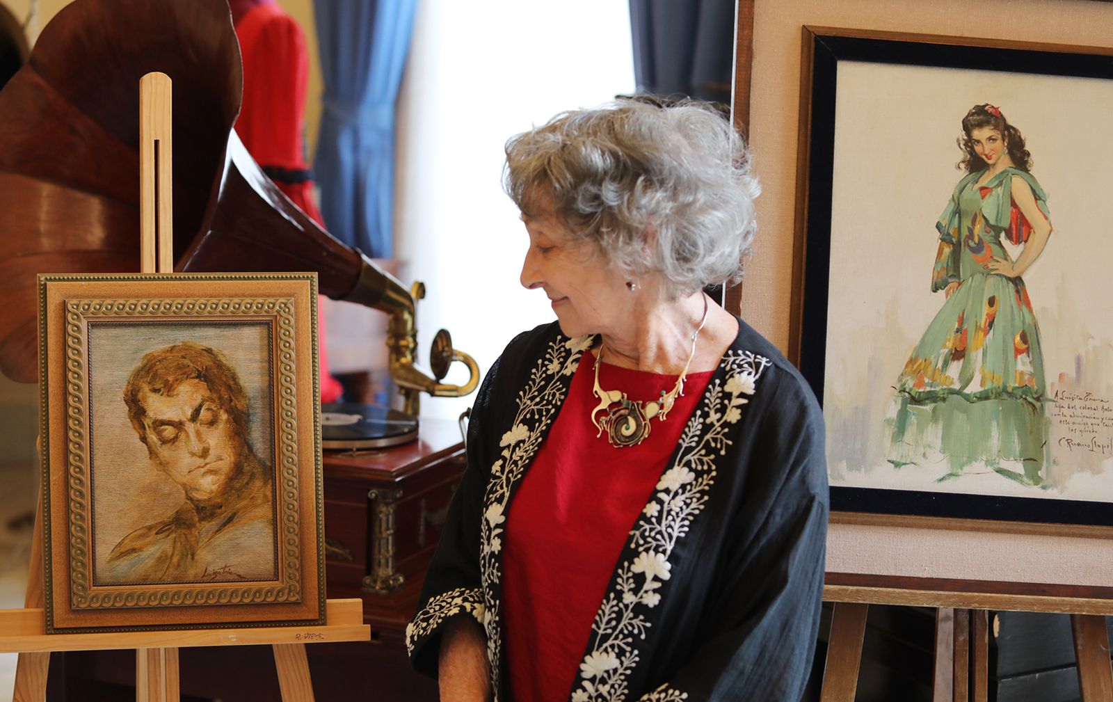 Luisa Triana posa junto a las dos obras que ha cedido al Centro Andaluz de Documentación del Flamenco.