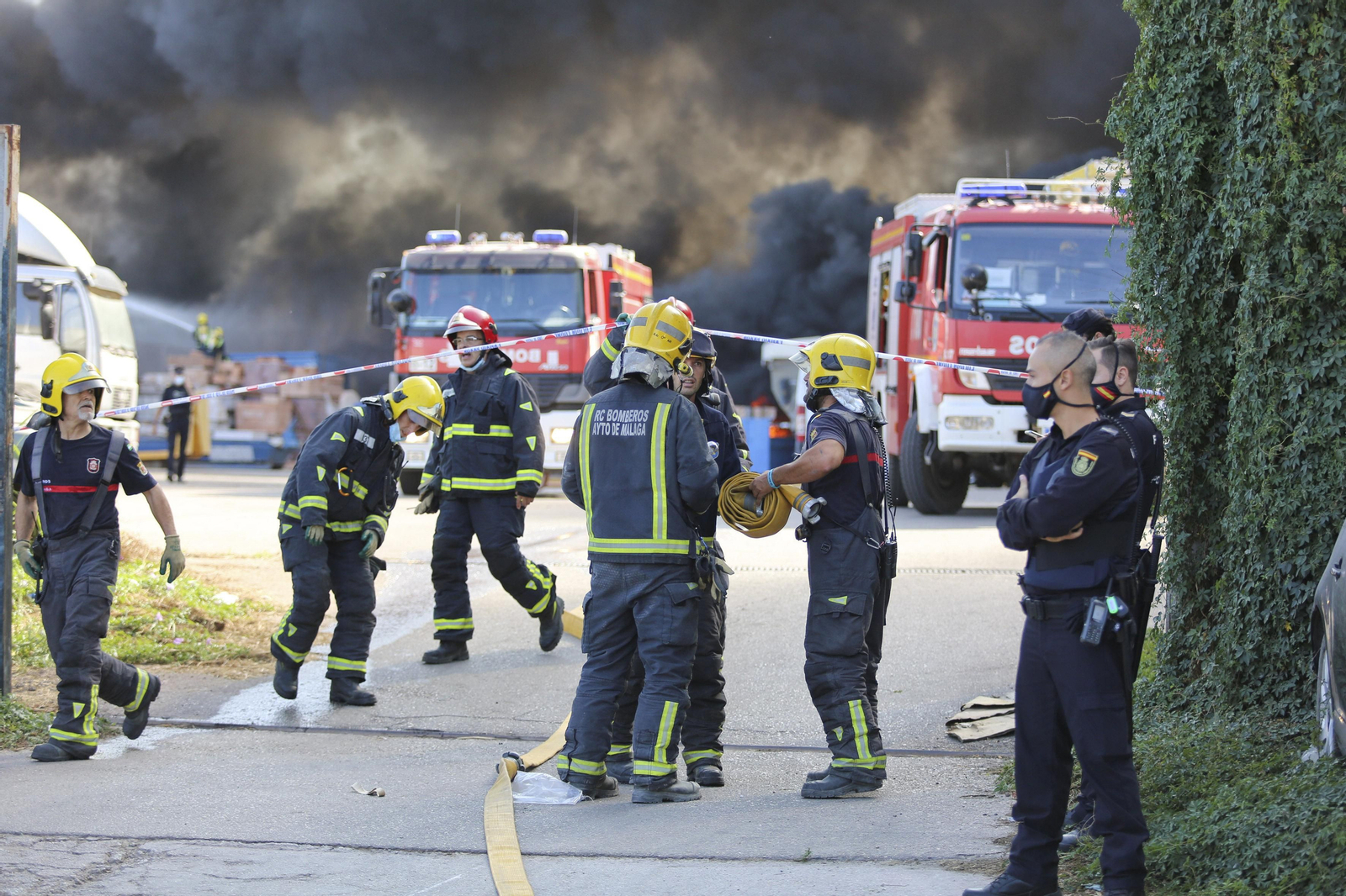 El incendio en el polígono Guadalhorce de Málaga, en fotos
