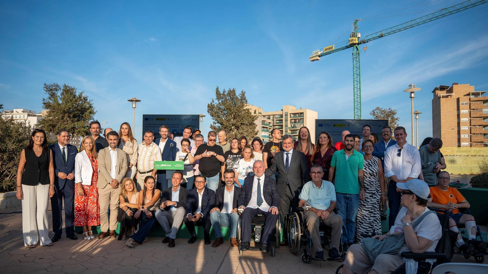 Miembros de Verdiblanca y autoridades presentes en la colocación de la primera piedra del centro de día ocupacional.