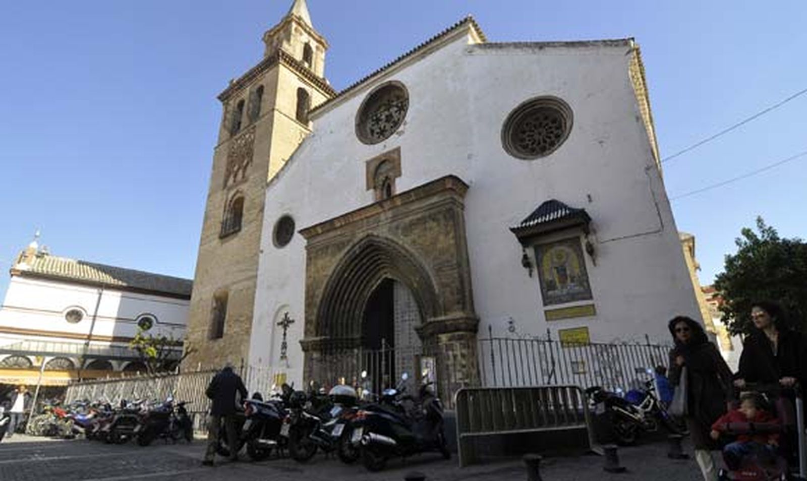 Condenado por tirar piedras a la basílica de la Macarena y la iglesia de Omnium Sanctorum