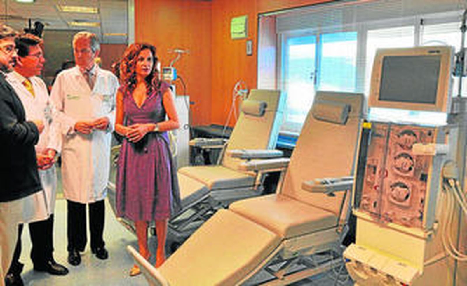 Montero, con el doctor Milán, y Joaquín Torres, gerente del centro.