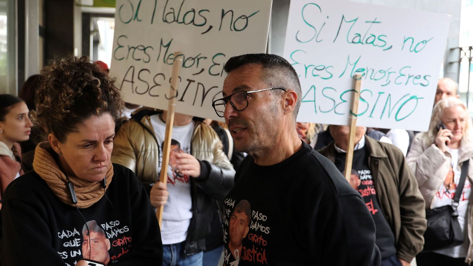Manoli y Francisco José, los padres de Daniel, este viernes por la mañana junto a los juzgados de la Buhaira.