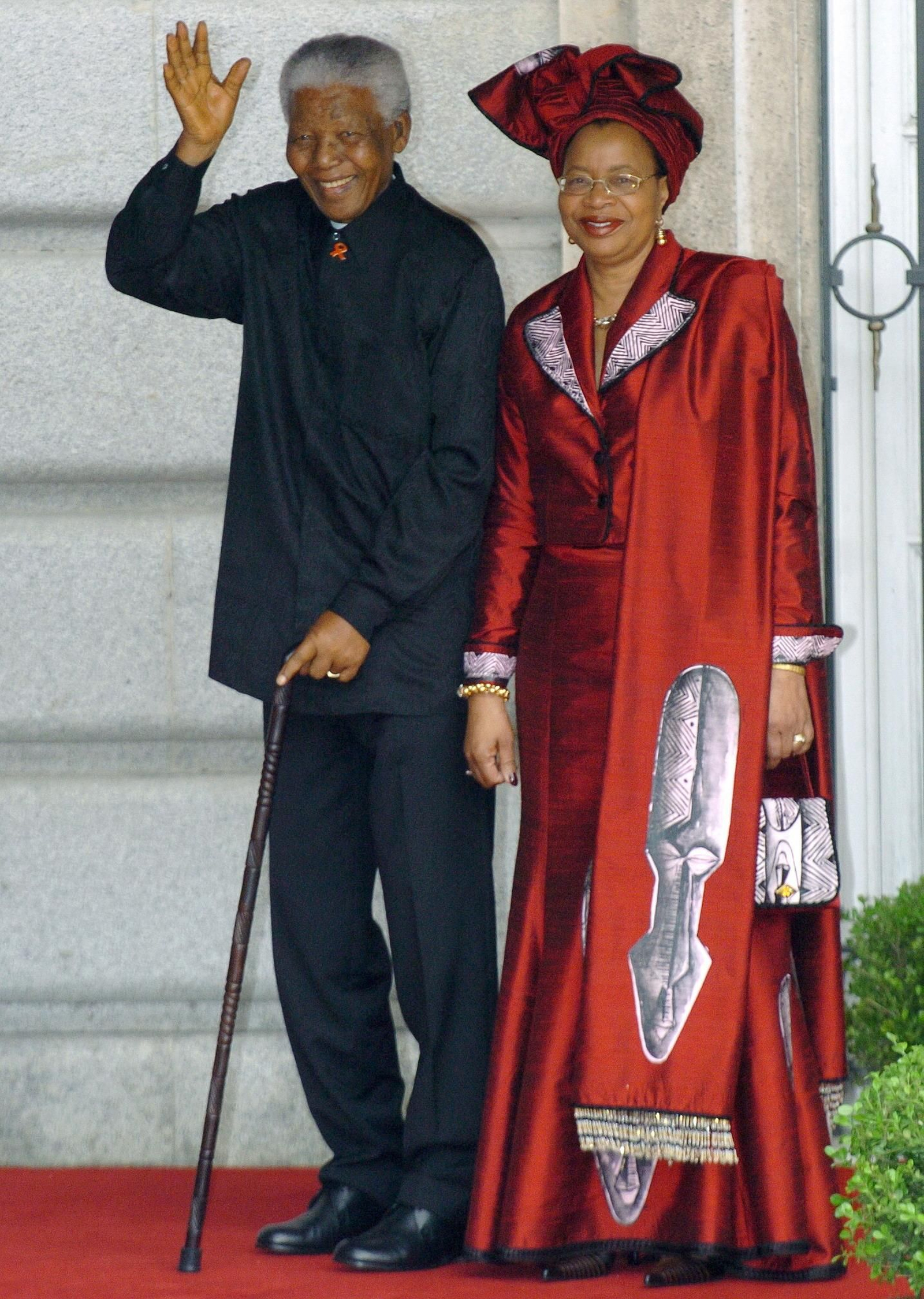 El entonces presidente sudafricano Nelson Mandela y su esposa